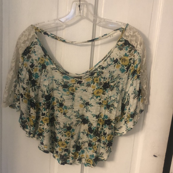 Kirra crop top flowy blouse with lace upper on sleeves. Button down front. - Picture 3 of 4